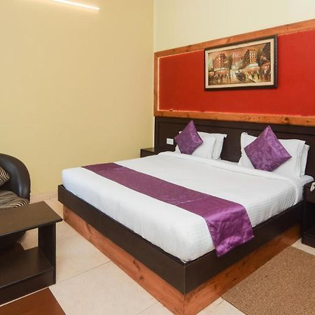 Hotel Varuna Варанаси Екстериор снимка