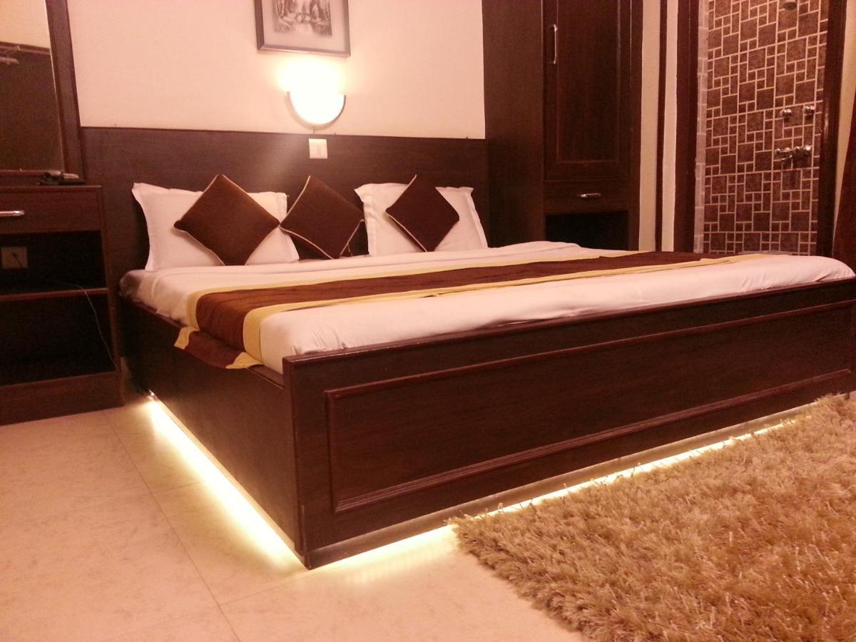 Hotel Varuna Варанаси Екстериор снимка