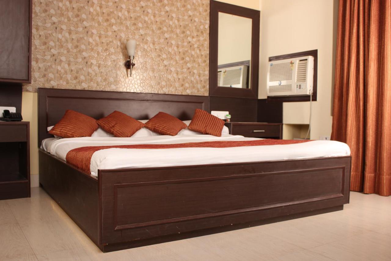 Hotel Varuna Варанаси Екстериор снимка