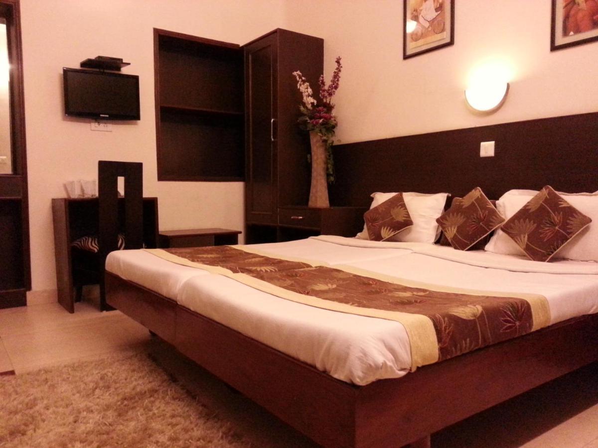 Hotel Varuna Варанаси Екстериор снимка