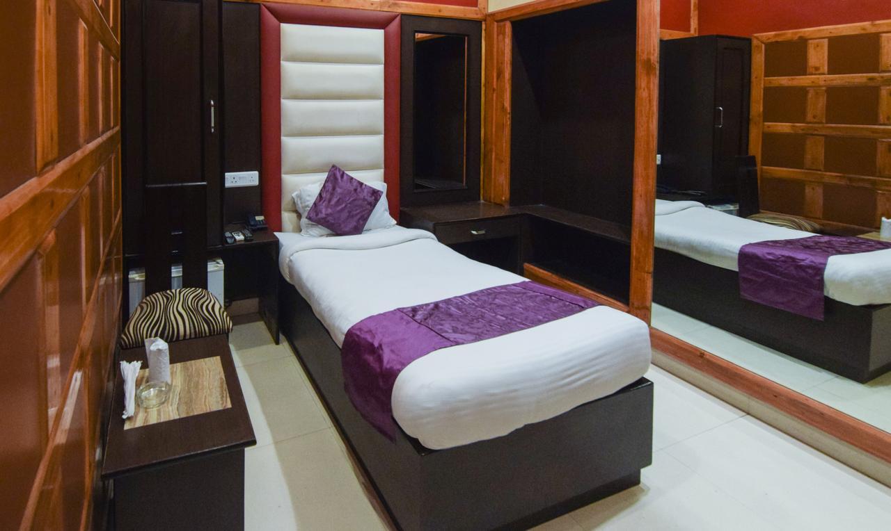 Hotel Varuna Варанаси Екстериор снимка